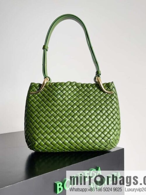 IMG_9632-800x800lrigf3r2tz173454_20250719064326.jpg BV early spring new Clicker circular arc bag lamb woven leather, model number: 730968 green pepper green