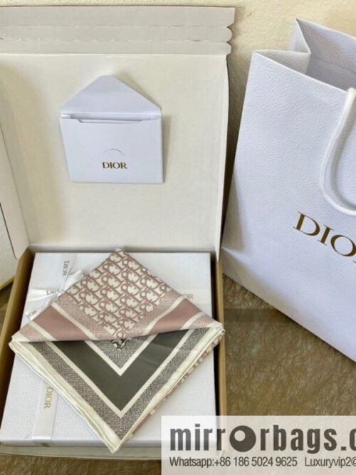 IMG_9891-800x800xahdynt5oqr82713_20250701201544.jpg Dior D • Alphabet double-sided color matching gray rose powder square scarf