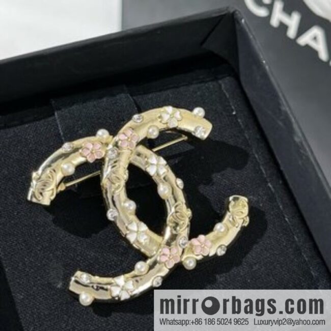 New ☑️ Chanel double c white pink four-leaf clover pearl brooch
