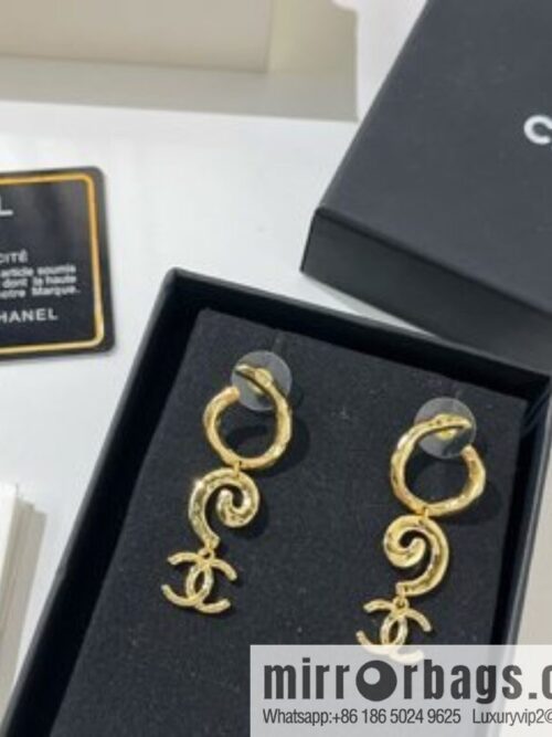 i1650205435_5852_1-800x800m2tvybrcla227233_20250716025841.jpg New ☑️ Chanel gold double c stud earrings