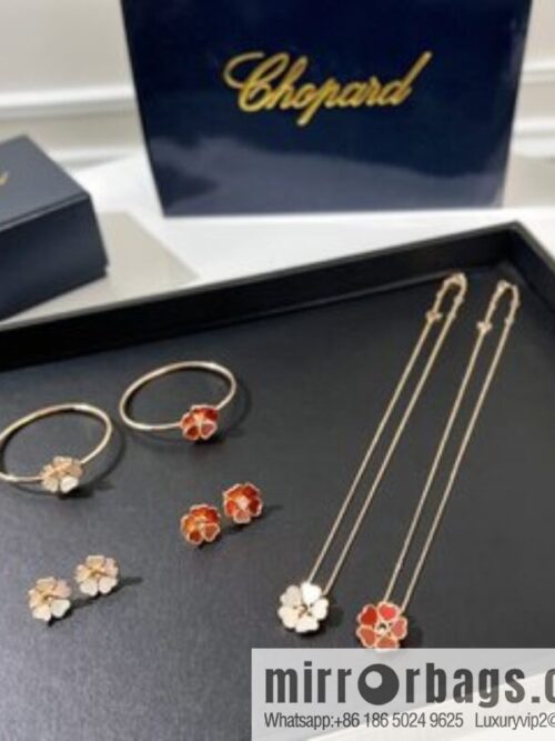 i1652713626_516_0-800x800jh1sjg1yvjw23400_20250716022552.jpg Chopard PRECIOUS LACE VAGUE 5 heart agate, white shell necklace, bracelet