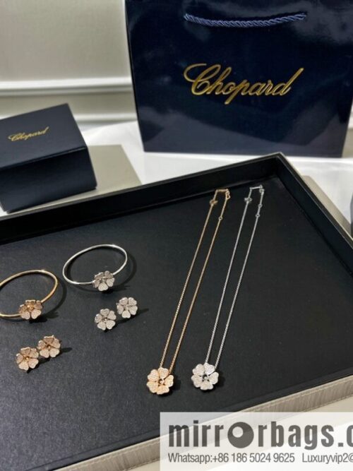 i1652714015_3474_0-800x800d2ndjjty3gq23358_20250716022533.jpg Chopard PRECIOUS LACE VAGUE 5 heart full diamond necklace ear shot, bracelet