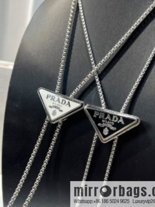 i1655045619_9111_2-800x800daxxbxv0t1g19713_20250716015217.jpg PRADA triangle, keychain necklace