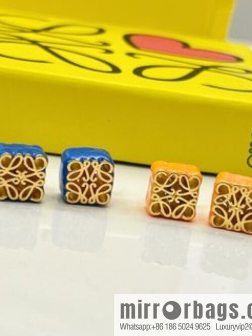 i1656335714_1095_2-800x8000a0flnampup16235_20250716012114.jpg LOEWE Luo Yiwei enamel dripping oil moon cake stud earrings