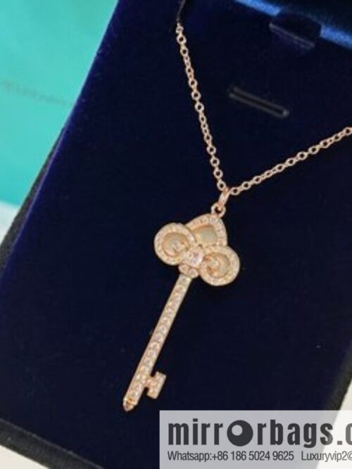 i1656933700_1266_2-800x800qlxkbecnnbi15951_20250716011837.jpg TIFFANY & CO. Tiffany & Co. Fleur de Lis white shell key pendant necklace