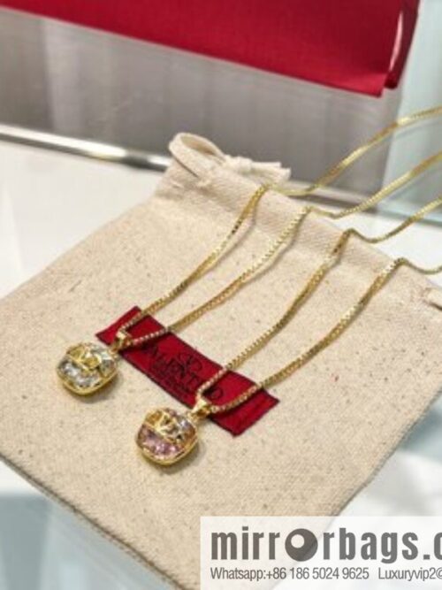 i1658754864_5328_1-800x8005atc0glbuej12292_20250716004456.jpg New ☑️ Valentino square diamond necklace