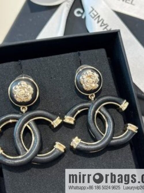 i1660314982_6943_1-800x80053hkglo2awq8376_20250716001036.jpg New ☑️ Chanel c2 double c black leather camellia stud earrings