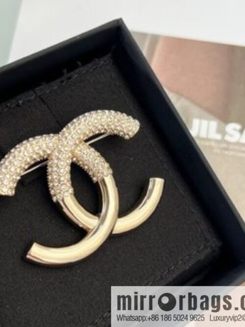 i1665151902_1110_3-800x800qvvx0fleugp3694_20250715232711.jpg New ☑️ Chanel double c half diamond brooch
