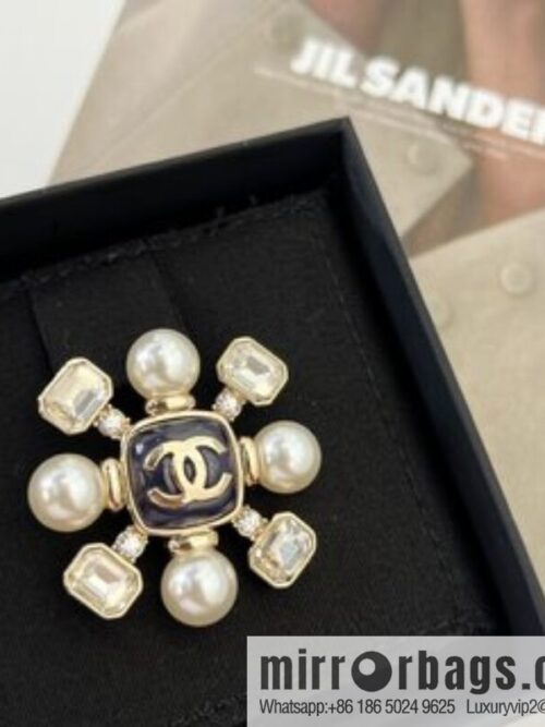 i1665152509_548_1-800x800lkypy30ecx01120_20250715230310.jpg New ☑️ Chanel double c snowflake pearl brooch