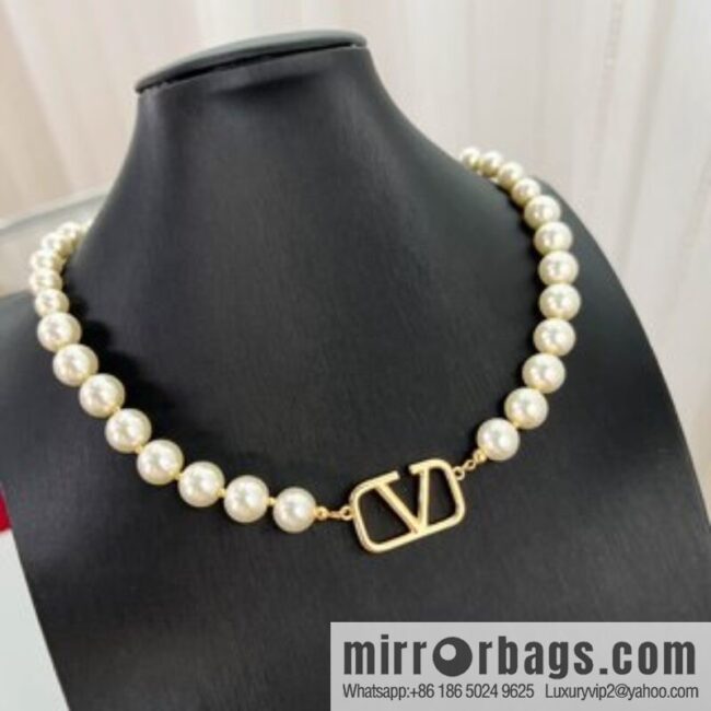 New ☑️ Valentino pearl necklace