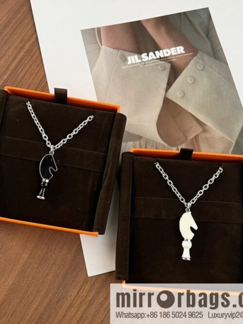 wsxc1667563978417_2-800x800fwdixc34f4a206010_20250709071654.jpg Hermès Cavalier horse head, chess necklace