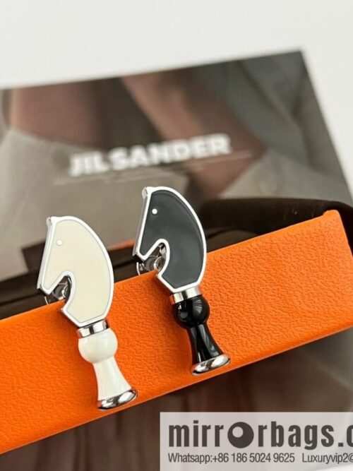 wsxc1667563979744_3-800x800uw3unybwwyk205997_20250709071631.jpg Hermès Cavalier, chess brooch