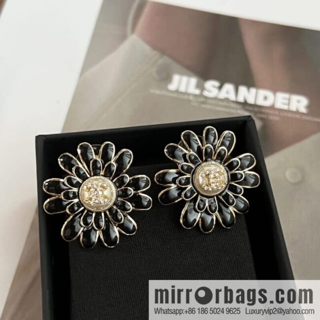 wsxc1667994343617_0-800x800l4pa5tqm2mp205964_20250709071534.jpg New ☑️ Chanel c1 double c black camellia stud earrings