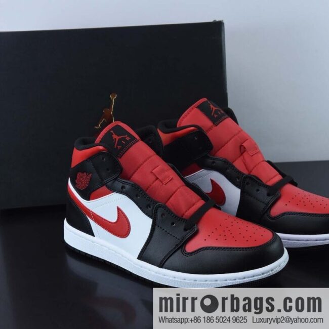 Wmns Air Jordan 1 Mid GS \"Chicago Black Red\" AJ1 Jordan generation \"Black and White Red Little Chicago\" high-top basketball shoes, item number: 554724-079