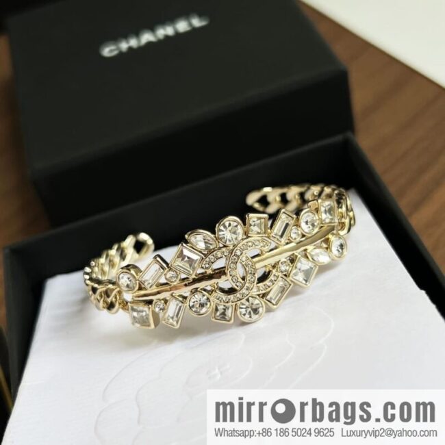 wsxc1669121254143_0-800x800od1wbpt4k0w205728_20250709070839.jpg New ☑️ Chanel Double C Full Diamond Opening Bracelet