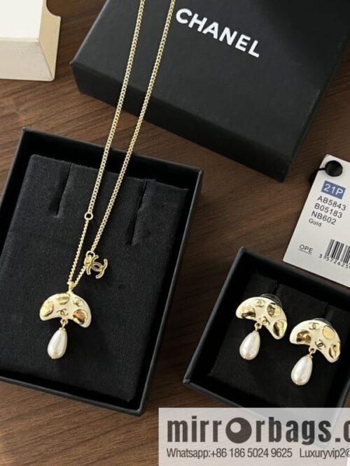 wsxc1669459280797_0-800x8005hwk1gofs14205623_20250709070532.jpg New ☑️ Chanel mushroom 🍄 pearl stud earrings necklace