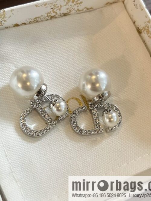 wsxc1669981702814_0-800x800wk3pbmo4hqf205328_20250709065654.jpg ☑️Dior silver pearl CD stud earrings