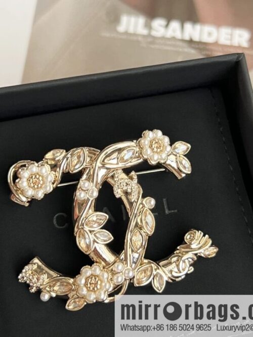 wsxc1670672663844_0-800x800vji0ugnwf2d201783_20250709052209.jpg New ☑️ Chanel double c pink diamond pearl flower brooch