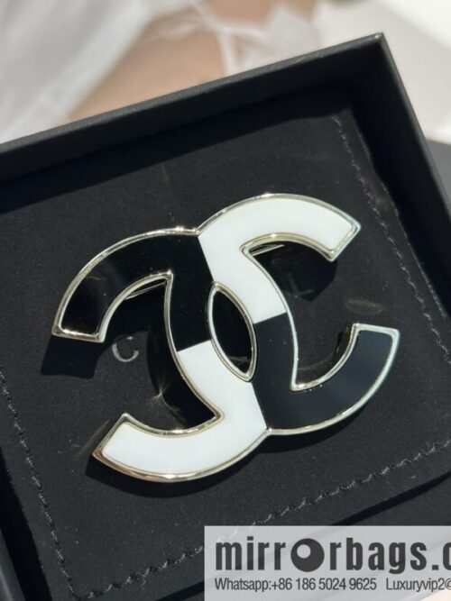 wsxc1672231043427_0-800x80000df3js4yji201551_20250709051512.jpg New ☑️ Chanel double c black and white brooch