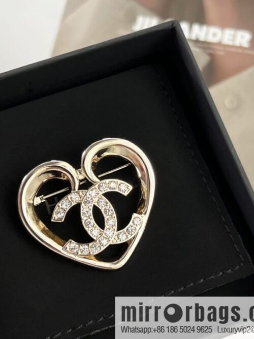 wsxc1672405368697_0-800x800s1rh3aogofl198602_20250709035739.jpg New ☑️ Chanel double c gold peach heart love brooch