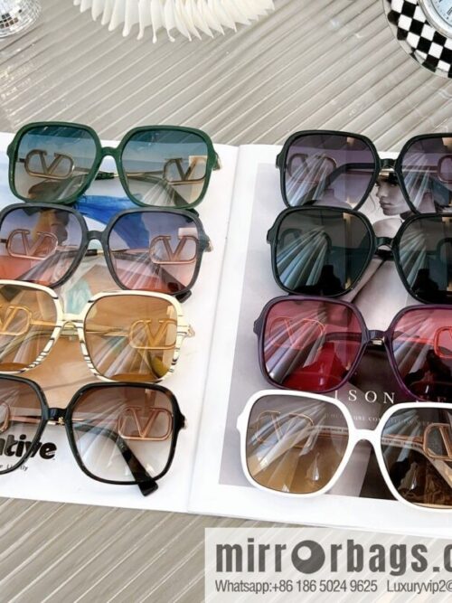 wsxc1672750843222_8-800x800bfxardn0pne46150_20250629234200.jpg Valentino Square Women\'s Sunglasses