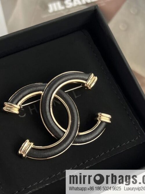 wsxc1673614322139_0-800x800lsdupx5w5tx197958_20250709033736.jpg New ☑️ Chanel double c black leather brooch necklace