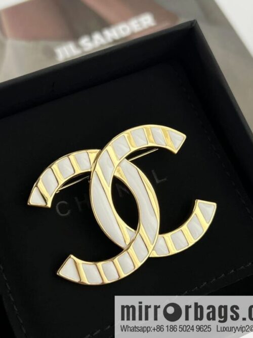 wsxc1675336337514_0-800x800ngadmrm2ssd197783_20250709033159.jpg New ☑️ Chanel double c white stripe brooch