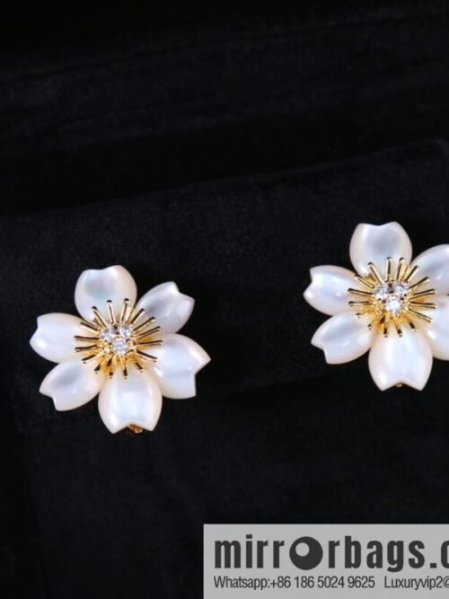 wsxc1676809489535_5-800x800mhxtxdich1n194084_20250709014008.jpg Van Cleef & Arpels Rose de Noel White Fritillary Ear Pat Earrings