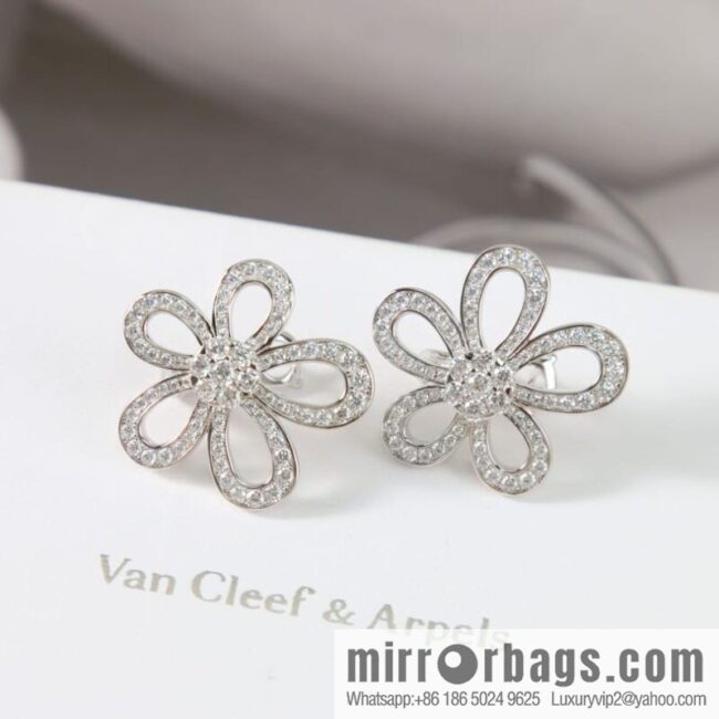 wsxc1676982343410_4-800x800f44ynkg3nc2191136_20250709001203.jpg Van Cleef & Arpels Rose de Noel Diamond flower necklace earrings