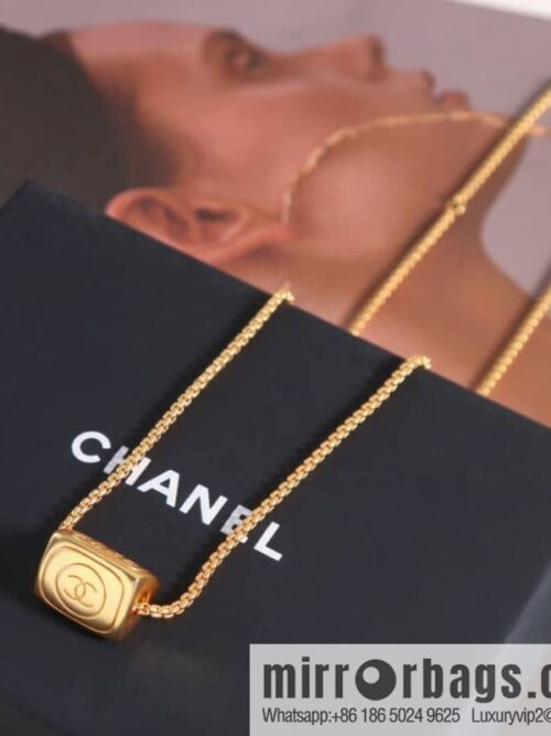 wsxc1678278466962_0-800x800ilubdeecjwf187424_20250708221410.jpg New ☑️ Chanel double c gold medieval triangle three-sided necklace