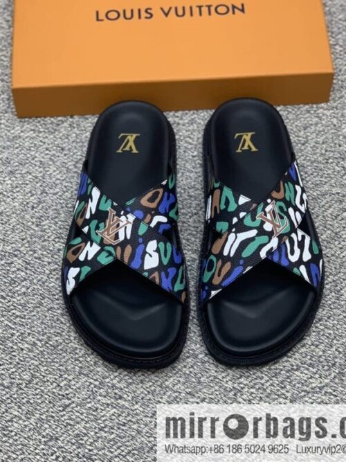 LV/Louis Vuitton features classic PVC men\'s sandals with black outsoles