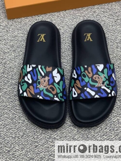 LV/Louis Vuitton features classic PVC men\'s sandals with black outsoles