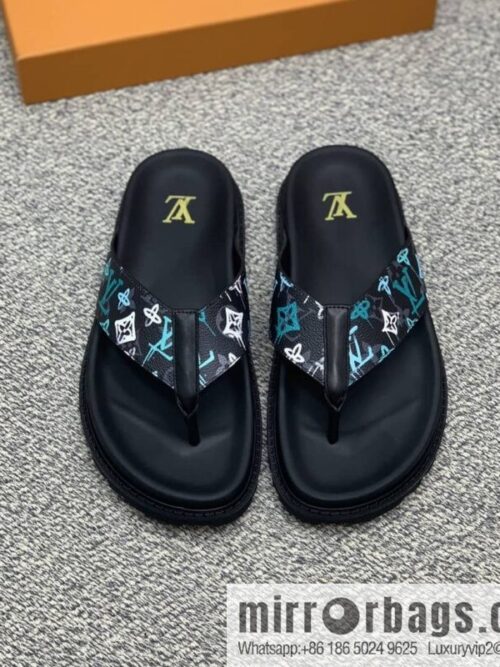 wsxc1678969108443_0-800x800y00e3hbuzxm30562_20250716032704.jpg LV/Louis Vuitton features classic PVC men\'s sandals with black outsoles