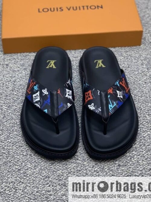 wsxc1678969116708_0-800x800onxxsxmwrax30519_20250716032630.jpg LV/Louis Vuitton features classic PVC men\'s sandals with black outsoles