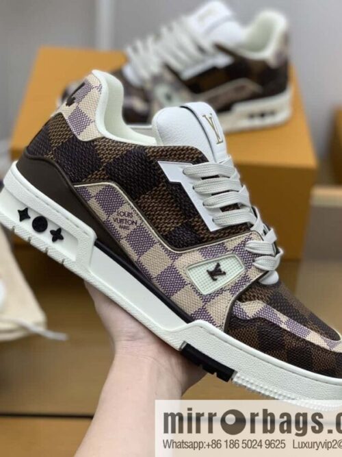 LV/Louis Vuitton uses color-matching calfskin to make high-end men\'s sports running shoes