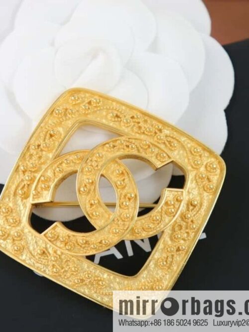 wsxc1679918366510_0-800x8005rotvw3vovn183002_20250708200547.jpg New ☑️ Chanel medieval series gold rhombus double c brooch