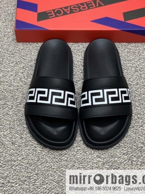 wsxc1679918647121_0-800x800xcvsacai0wh26484_20250716025139.jpg Versace uses black calfskin men\'s sandals