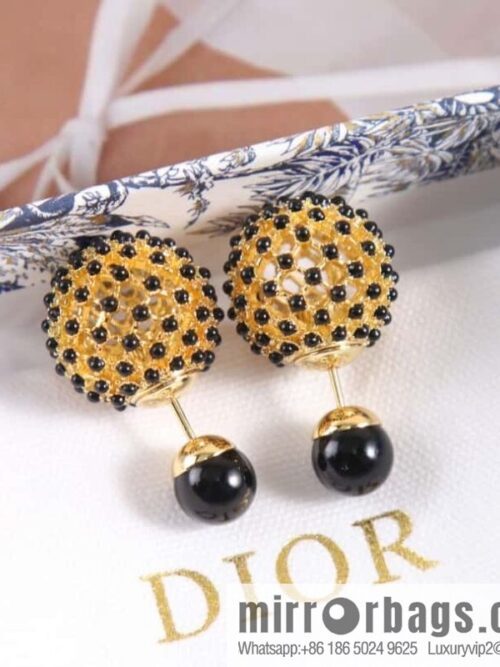 wsxc1680353071436_0-800x800ffz5znzihaf182630_20250708195517.jpg New ☑️ Dior cut-out black pearl stud earrings