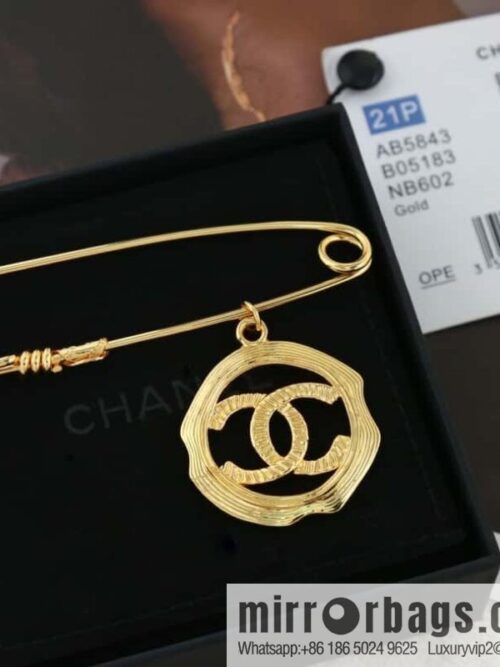 wsxc1680870534628_0-800x800lejcs1vvdsl182502_20250708195128.jpg New ☑️ Chanel medieval series pin gold round double c brooch