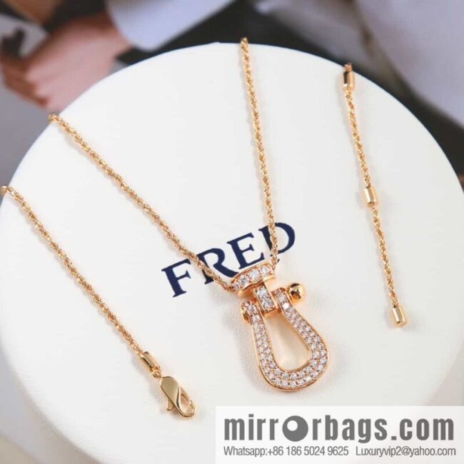 Fred horseshoe necklace