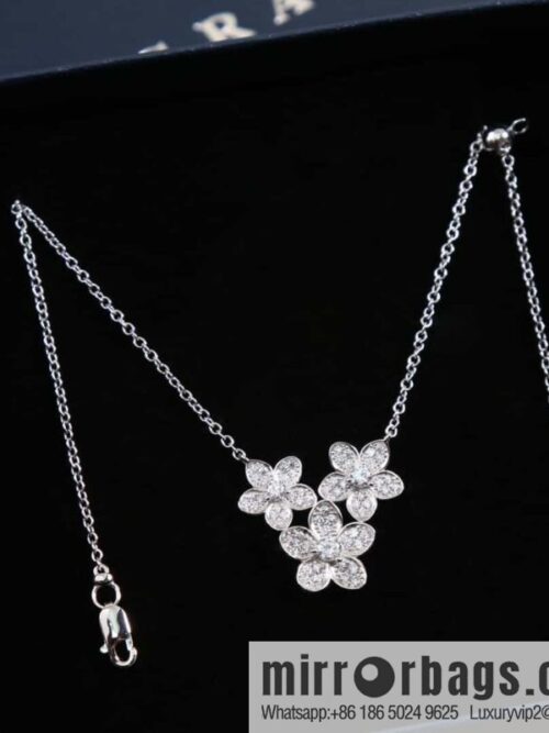 wsxc1683290991719_0-800x800efj30jvif3d176022_20250708161009.jpg GRAFF Wild Flover diamond three flower necklace