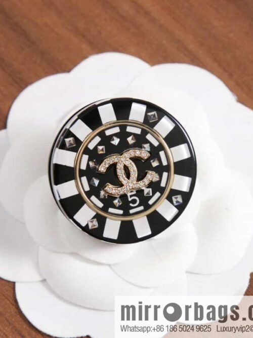 wsxc1683636362922_0-800x800xwmhmabdmou171994_20250705215158.jpg New ☑️ Chanel double c round acrylic brooch