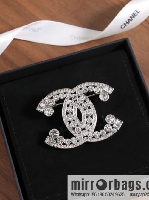 wsxc1683899033371_0-800x8004cuw2t5wpgo171752_20250705214509.jpg New ☑️ Chanel Double C Round Diamond Brooch