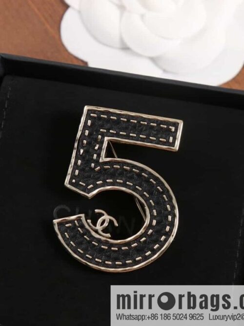 wsxc1684590496711_0-800x800n1zcfpzj2dc168469_20250705195925.jpg New ☑️ Chanel Double C No. 5 5 Character Black Leather Brooch