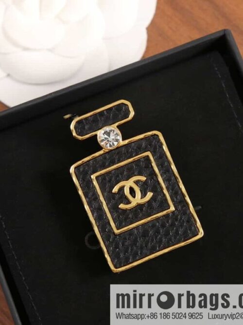 wsxc1686148807092_0-800x800vb52t2yokza163980_20250705174615.jpg New ☑️ Chanel Double C Black Leather Perfume Bottle Brooch