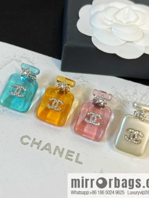 wsxc1687701720899_0-800x800ey0hs4fikkq163235_20250705172252.jpg New ☑️ Chanel double c acrylic perfume bottle brooch