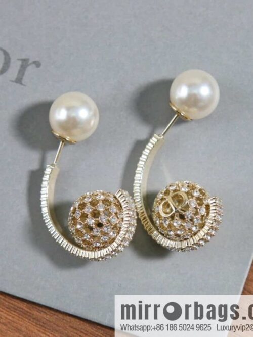 wsxc1687701738643_0-800x800f3irv5bknea163137_20250705171927.jpg New ☑️ DIOR hollowed out full diamond pearl stud earrings