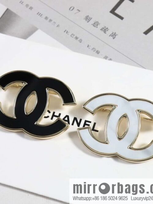 wsxc1690908310096_0-800x800vbn5zzsdbsa153944_20250705104655.jpg New ☑️ Chanel C1 double c three-color stud earrings