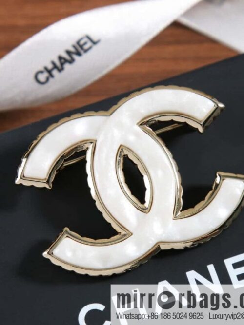 wsxc1691676204079_0-800x800g4iw1x1y2kc153406_20250705103003.jpg New ☑️ Chanel Double C White Brooch